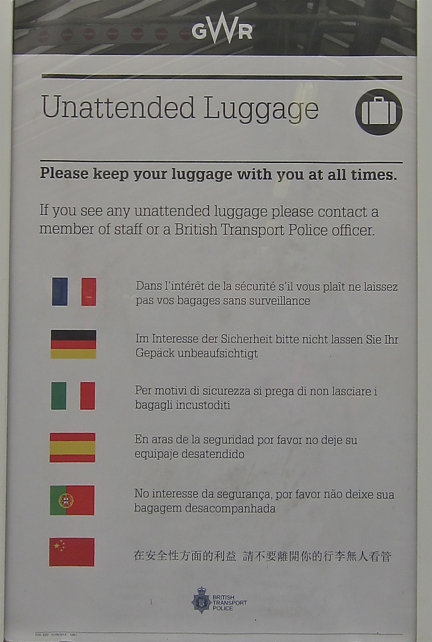 Unattended luggage translation Great Western Train station